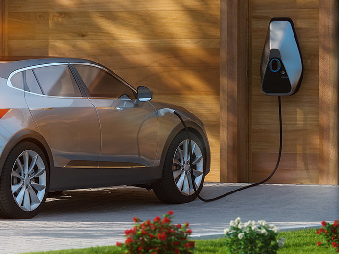 Abitazione in legno e colonnine elettriche ricarica auto